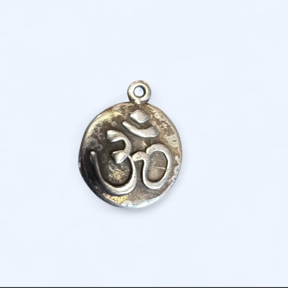Silver tone Om Pendant plain back with a grunge vibe perfect for necklace